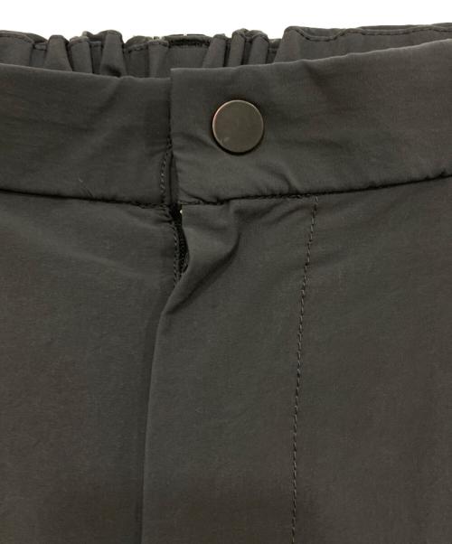 and wander（アンドワンダー）and wander (アンドワンダー) plain tapered stretch pants/タックナイロンパンツ グレー サイズ:4の古着・服飾アイテム