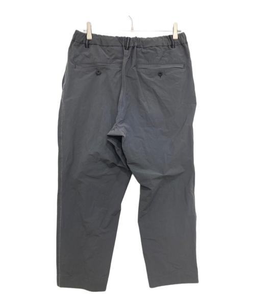 and wander（アンドワンダー）and wander (アンドワンダー) plain tapered stretch pants/タックナイロンパンツ グレー サイズ:4の古着・服飾アイテム