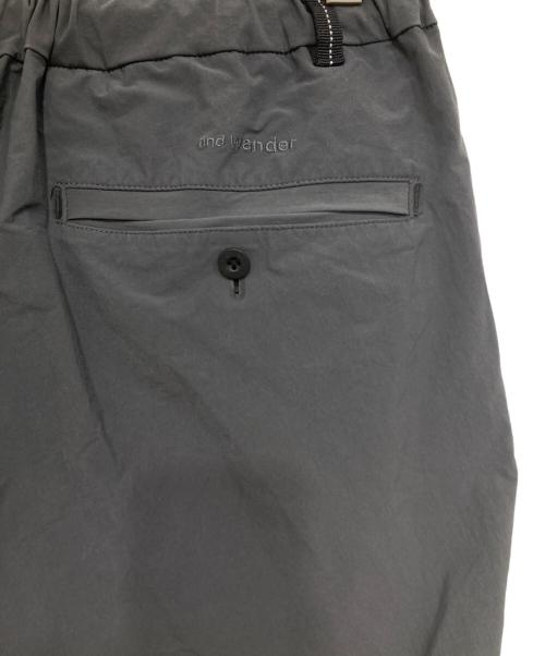 and wander（アンドワンダー）and wander (アンドワンダー) plain tapered stretch pants/タックナイロンパンツ グレー サイズ:4の古着・服飾アイテム