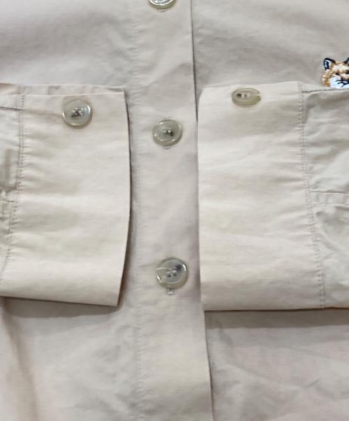 maison kitsune（メゾンキツネ）MAISON KITSUNE (メゾンキツネ) フォックスロゴ刺繍シャツ ベージュ サイズ:SIZE36の古着・服飾アイテム