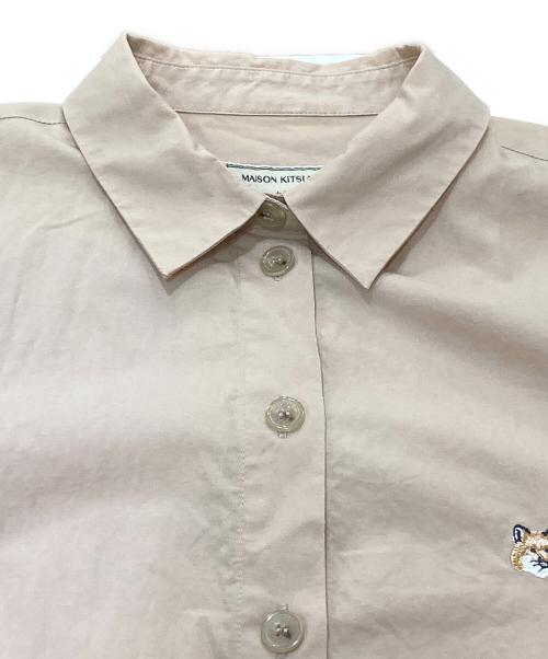 maison kitsune（メゾンキツネ）MAISON KITSUNE (メゾンキツネ) フォックスロゴ刺繍シャツ ベージュ サイズ:SIZE36の古着・服飾アイテム