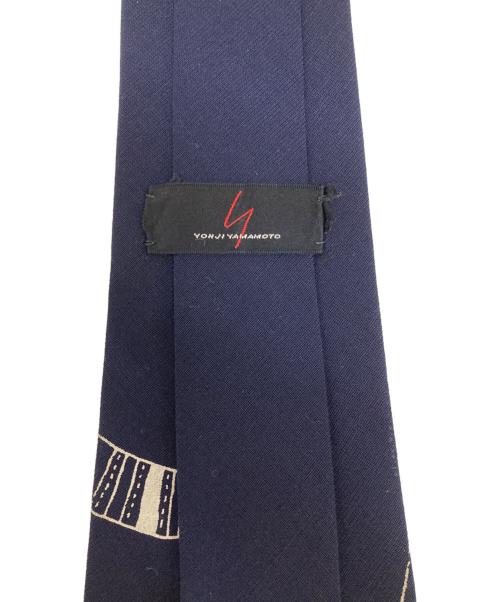 YOHJI YAMAMOTO（ヨウジヤマモト）YOHJI YAMAMOTO (ヨウジヤマモト) プリントネクタイ ネイビー サイズ:-の古着・服飾アイテム