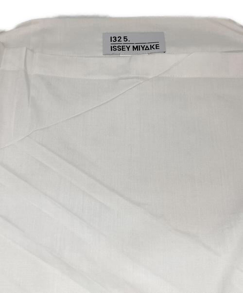 132 5. ISSEY MIYAKE（132 5. イッセイ ミヤケ）132 5. ISSEY MIYAKE (132 5. イッセイ ミヤケ) ポリバイアスプリーツトップス/半袖ブラウス ホワイト サイズ:2の古着・服飾アイテム