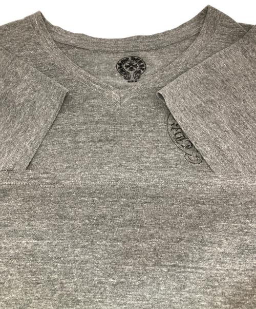 CHROME HEARTS（クロムハーツ）CHROME HEARTS (クロムハーツ) ホースシュー星条旗VネックTシャツ グレー サイズ:Mの古着・服飾アイテム