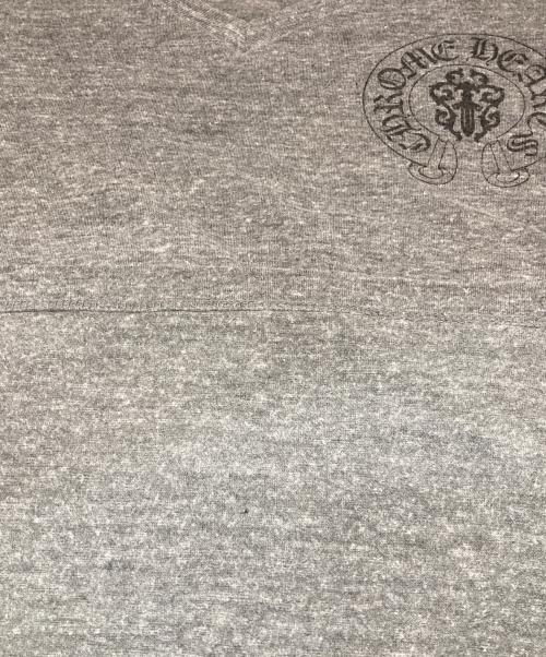 CHROME HEARTS（クロムハーツ）CHROME HEARTS (クロムハーツ) ホースシュー星条旗VネックTシャツ グレー サイズ:Mの古着・服飾アイテム