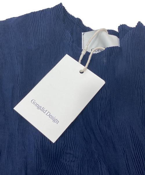 GONGDID DESIGN（ゴンディッドデザイン）Gongdid Design (ゴンディッドデザイン) Wavy Crop Top/プリーツ半袖カットソー ネイビー サイズ:FREE 未使用品の古着・服飾アイテム