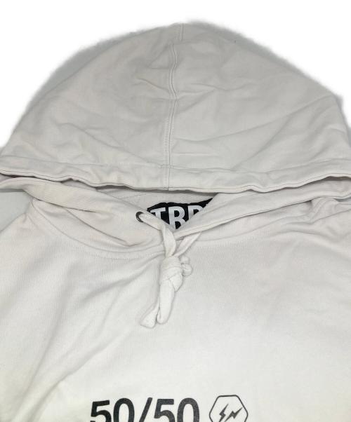 TIGHTBOOTH PRODUCTION（タイトブースプロダクション）TIGHTBOOTH PRODUCTION (タイトブースプロダクション) 50-50 HOODIE ホワイト サイズ:Sの古着・服飾アイテム
