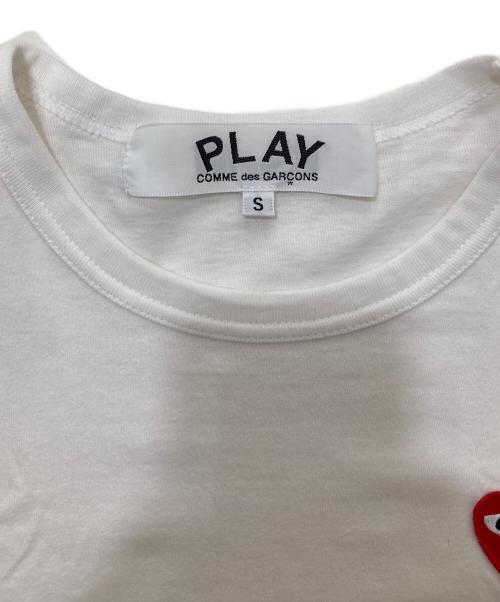PLAY COMME des GARCONS（プレイコムデギャルソン）PLAY COMME des GARCONS (プレイコムデギャルソン) ハート刺繍ロゴ半袖カットソー ホワイト サイズ:Sの古着・服飾アイテム