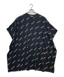 BALENCIAGA（バレンシアガ）の古着「ロゴ オーバーサイズ ポンチョ/スクリプトロゴプリントTシャツドレス」｜ブラック