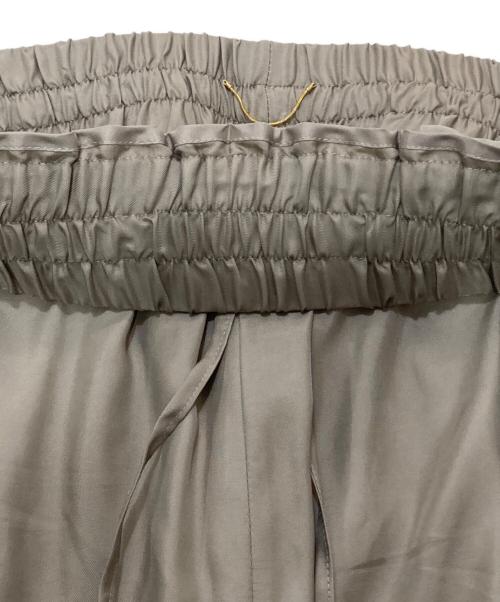 L'appartement（アパルトモン）L'Appartement (アパルトモン) Fibril Satin Pants カーキ サイズ:SIZE38 未使用品の古着・服飾アイテム