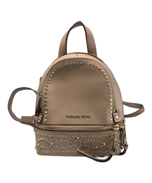 MICHAEL KORS（マイケルコース）MICHAEL KORS (マイケルコース) スタッズミニリュック ベージュ×ゴールドの古着・服飾アイテム