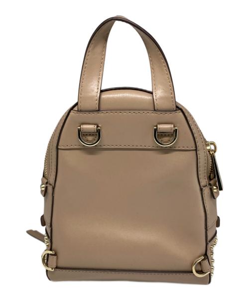 MICHAEL KORS（マイケルコース）MICHAEL KORS (マイケルコース) スタッズミニリュック ベージュ×ゴールドの古着・服飾アイテム