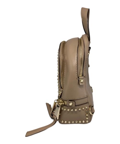 MICHAEL KORS（マイケルコース）MICHAEL KORS (マイケルコース) スタッズミニリュック ベージュ×ゴールドの古着・服飾アイテム