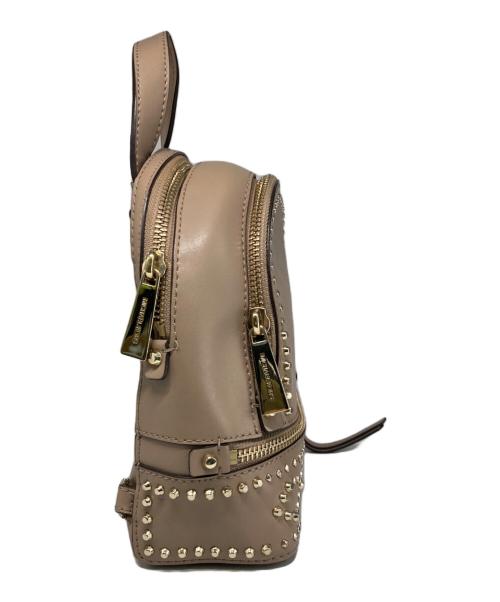 MICHAEL KORS（マイケルコース）MICHAEL KORS (マイケルコース) スタッズミニリュック ベージュ×ゴールドの古着・服飾アイテム