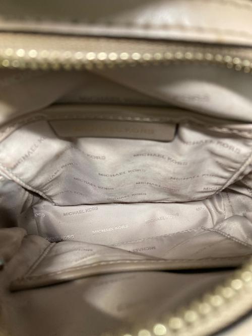 MICHAEL KORS（マイケルコース）MICHAEL KORS (マイケルコース) スタッズミニリュック ベージュ×ゴールドの古着・服飾アイテム