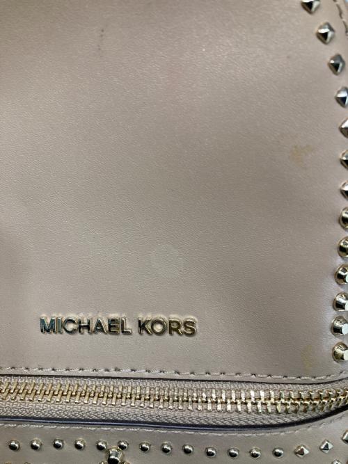 MICHAEL KORS（マイケルコース）MICHAEL KORS (マイケルコース) スタッズミニリュック ベージュ×ゴールドの古着・服飾アイテム