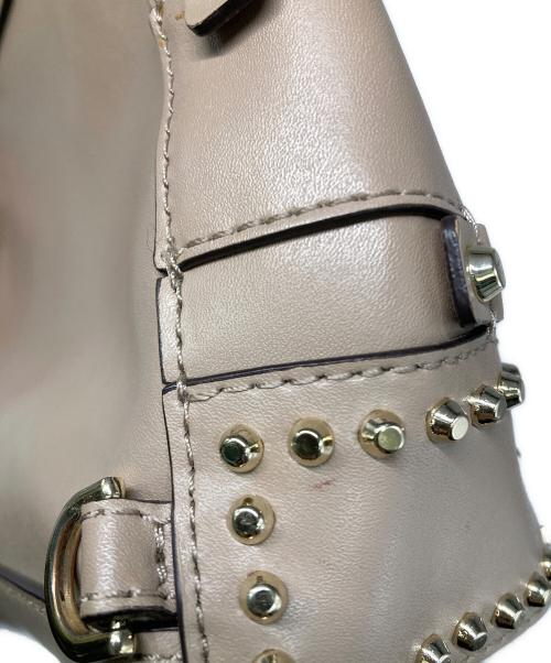 MICHAEL KORS（マイケルコース）MICHAEL KORS (マイケルコース) スタッズミニリュック ベージュ×ゴールドの古着・服飾アイテム