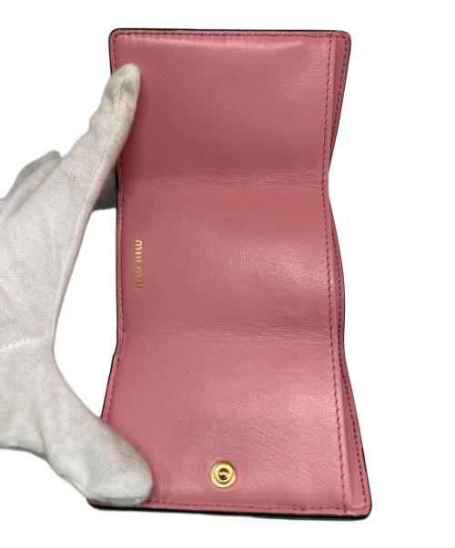 MIU MIU（ミュウミュウ）MIU MIU (ミュウミュウ) クロコ型押し3つ折り財布 ブラックの古着・服飾アイテム