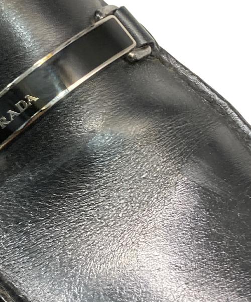 PRADA（プラダ）PRADA (プラダ) ドライビングシューズ/ロゴプレートローファー ブラック サイズ:7　1/2の古着・服飾アイテム