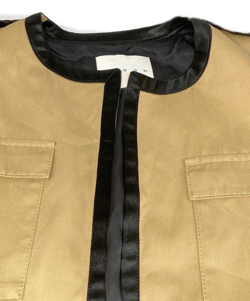 CINOH（チノ）CINOH (チノ) ノーカラーパイピングジャケット ベージュ サイズ:38の古着・服飾アイテム