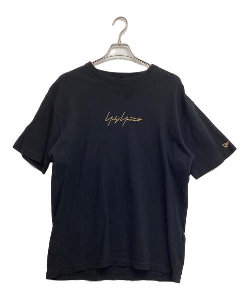 New Era（ニューエラ）New Era (ニューエラ) YOHJI YAMAMOTO (ヨウジヤマモト) METALLIC GOLD SIGNATURE SS TEE ブラック サイズ:XXLの古着・服飾アイテム