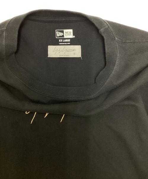 New Era（ニューエラ）New Era (ニューエラ) YOHJI YAMAMOTO (ヨウジヤマモト) METALLIC GOLD SIGNATURE SS TEE ブラック サイズ:XXLの古着・服飾アイテム
