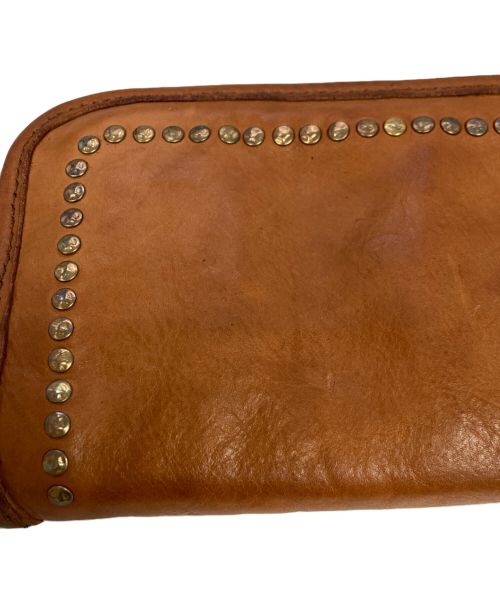 campomaggi（カンポマッジ）campomaggi (カンポマッジ) スタッズラウンドジップウォレット ベージュの古着・服飾アイテム