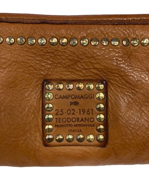 campomaggi（カンポマッジ）campomaggi (カンポマッジ) スタッズラウンドジップウォレット ベージュの古着・服飾アイテム