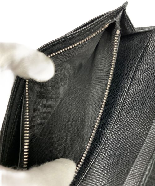 PRADA（プラダ）PRADA (プラダ) サフィアーノトライアングル財布 ブラックの古着・服飾アイテム