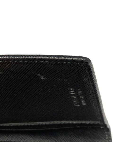 PRADA（プラダ）PRADA (プラダ) サフィアーノトライアングル財布 ブラックの古着・服飾アイテム