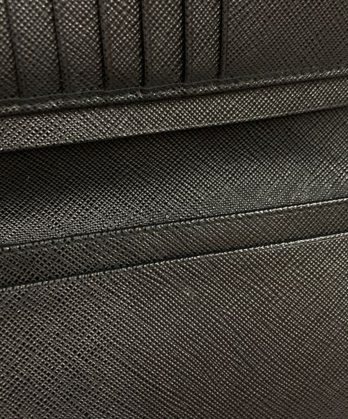 PRADA（プラダ）PRADA (プラダ) サフィアーノトライアングル財布 ブラックの古着・服飾アイテム