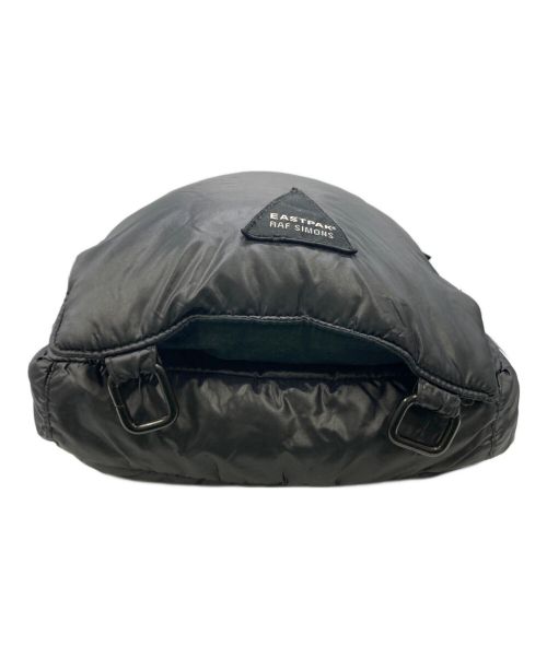 EASTPAK（イーストパック）EASTPAK (イーストパック) RAF SIMONS (ラフシモンズ) 中綿ショルダーバック ブラックの古着・服飾アイテム
