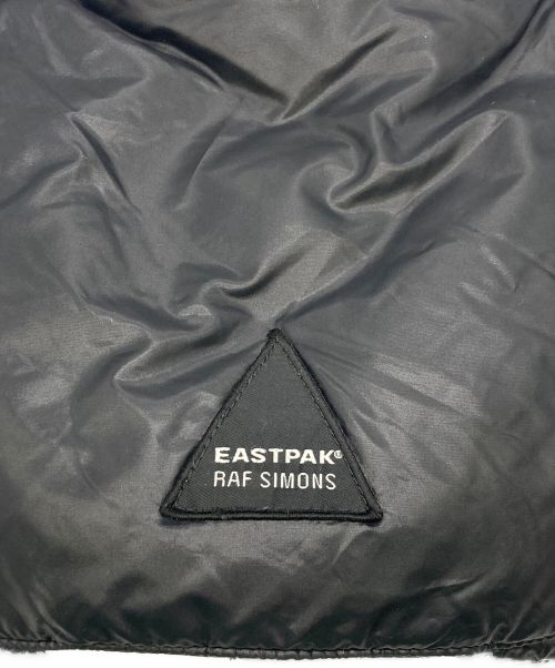 EASTPAK（イーストパック）EASTPAK (イーストパック) RAF SIMONS (ラフシモンズ) 中綿ショルダーバック ブラックの古着・服飾アイテム