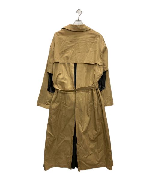 Mr.Gentleman（ミスタージェントルマン）MR.GENTLEMAN (ミスタージェントルマン) FAUX LEATHER PLEATS CUT OUT SLEEVE TRENCH COAT ベージュ サイズ:SIZE Lの古着・服飾アイテム