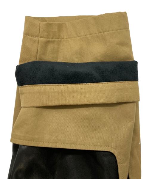 Mr.Gentleman（ミスタージェントルマン）MR.GENTLEMAN (ミスタージェントルマン) FAUX LEATHER PLEATS CUT OUT SLEEVE TRENCH COAT ベージュ サイズ:SIZE Lの古着・服飾アイテム