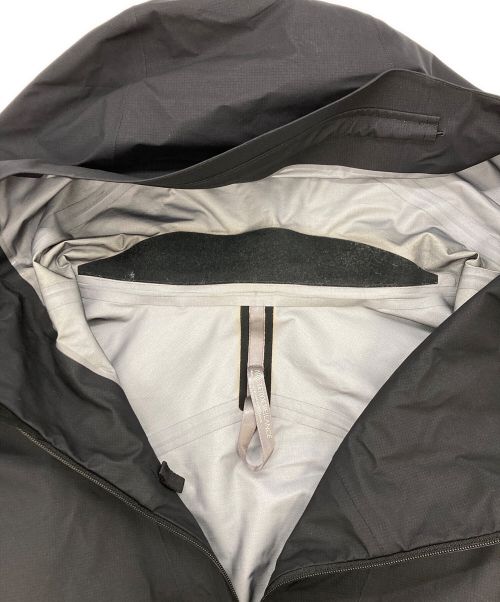 ARC'TERYX VEILANCE（アークテリクスヴェイランス）ARC'TERYX VEILANCE (アークテリクス ヴェイランス) Deploy LT Jacket ブラック サイズ:SIZE Mの古着・服飾アイテム