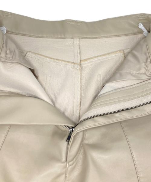 allureville（アルアバイル）allureville (アルアバイル) フェイクレザーフロントシームパンツ ベージュ サイズ:SIZE 1の古着・服飾アイテム