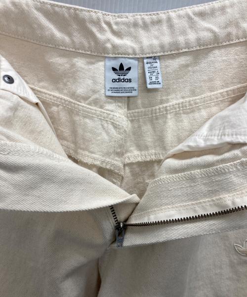 adidas（アディダス）adidas (アディダス) プレミアム エッセンシャルズ デニムバルーンパンツ ベージュ サイズ:Lの古着・服飾アイテム