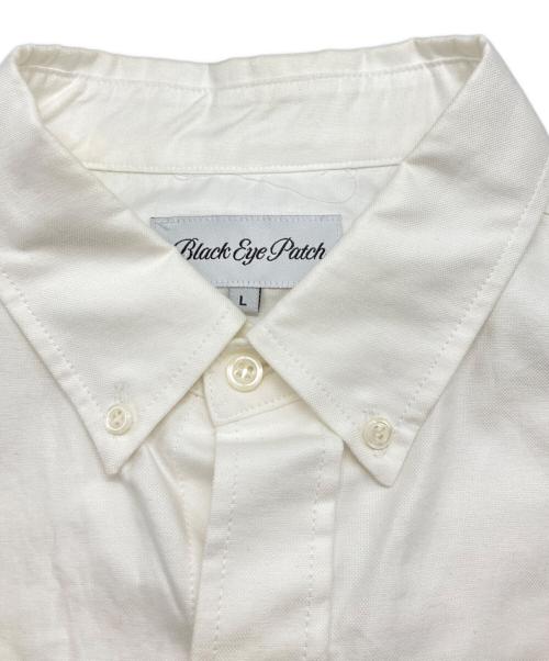 BlackEyePatch（ブラックアイパッチ）BlackEyePatch (ブラックアイパッチ) B Emblem Oxford Shirt ホワイト サイズ:SIZE Lの古着・服飾アイテム