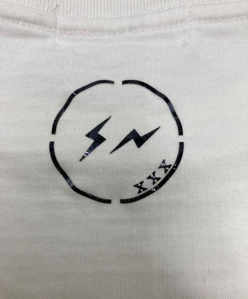 GOD SELECTION XXX（ゴッドセレクショントリプルエックス）GOD SELECTION XXX (ゴッドセレクショントリプルエックス) FRAGMENT DESIGN (フラグメントデザイン) ボックスロゴTシャツ ホワイト サイズ:SIZE XLの古着・服飾アイテム