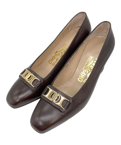 Salvatore Ferragamo（サルヴァトーレ フェラガモ）Salvatore Ferragamo (サルヴァトーレ フェラガモ) ヴァラ金具ヒールパンプス ブラウン サイズ:5の古着・服飾アイテム