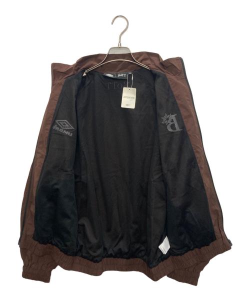 UMBRO（アンブロ）UMBRO (アンブロ) BoTT (ボット) BEAMS T (ビームスティー) コラボナイロンジャケット ブラウン サイズ:SIZE Mの古着・服飾アイテム