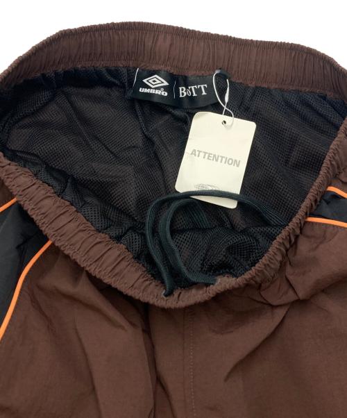 UMBRO（アンブロ）UMBRO (アンブロ) BoTT (ボット) BEAMS T (ビームスティー) コラボナイロンパンツ ブラウン サイズ:SIZE Mの古着・服飾アイテム