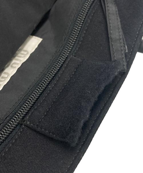 MIU MIU（ミュウミュウ）MIU MIU (ミュウミュウ) ロゴ型押しトートバッグ ブラックの古着・服飾アイテム