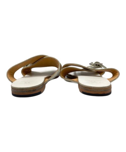 Y's（ワイズ）Y's (ワイズ) SEMI GLOSS TANNED LEATHER FLAT SANDALS ホワイト サイズ:SIZE 6の古着・服飾アイテム