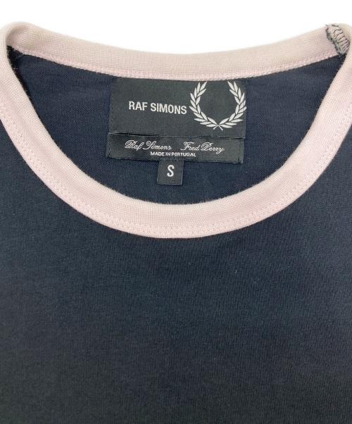 RAF SIMONS（ラフシモンズ）RAF SIMONS (ラフシモンズ) FRED PERRY (フレッドペリー) トリムTシャツ ブラック×ピンク サイズ:SIZE Sの古着・服飾アイテム