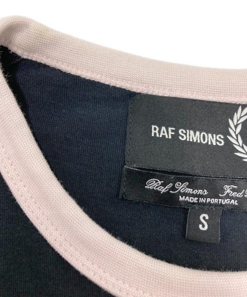 RAF SIMONS（ラフシモンズ）RAF SIMONS (ラフシモンズ) FRED PERRY (フレッドペリー) トリムTシャツ ブラック×ピンク サイズ:SIZE Sの古着・服飾アイテム
