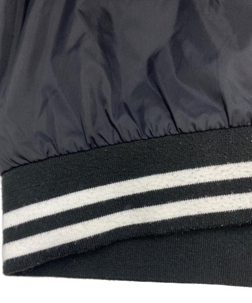 GOOD DESIGN SHOP COMME des GARCONS（グッドデザインショップ コムデギャルソン）GOOD DESIGN SHOP COMME des GARCONS (グッドデザインショップ コムデギャルソン) バックロゴナイロンスタジャン ブラック サイズ:SIZE Lの古着・服飾アイテム