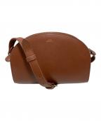 A.P.C.アーペーセー）の古着「ハーフムーン ショルダーバッグ」｜ブラウン