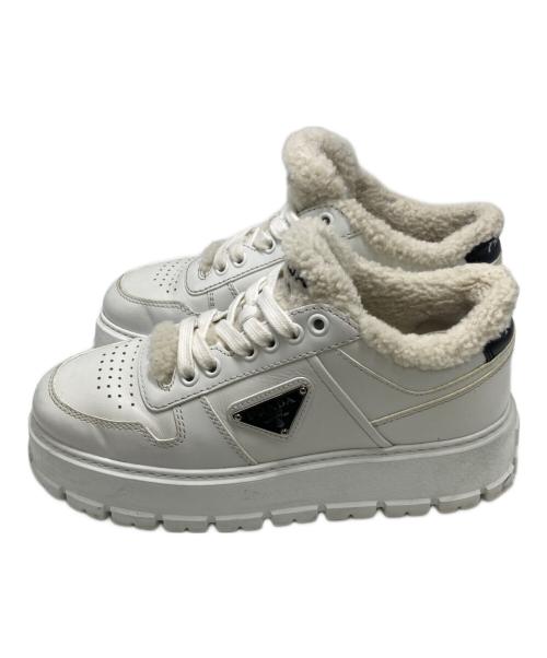 PRADA（プラダ）PRADA (プラダ) トライアングルロゴボア スニーカー ホワイト サイズ:SIZE 35 1/2の古着・服飾アイテム